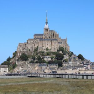 Vue du Mont Saint-Michel entouré de la baie