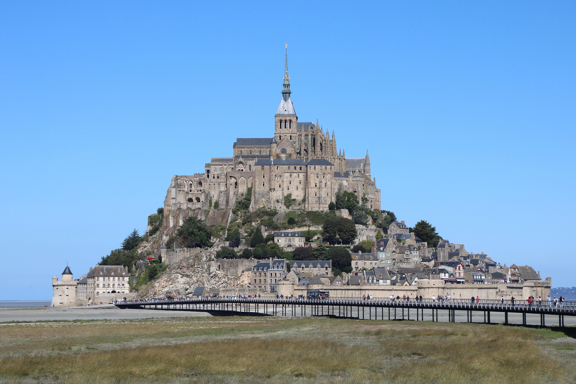 Vue du Mont Saint-Michel entouré de la baie
